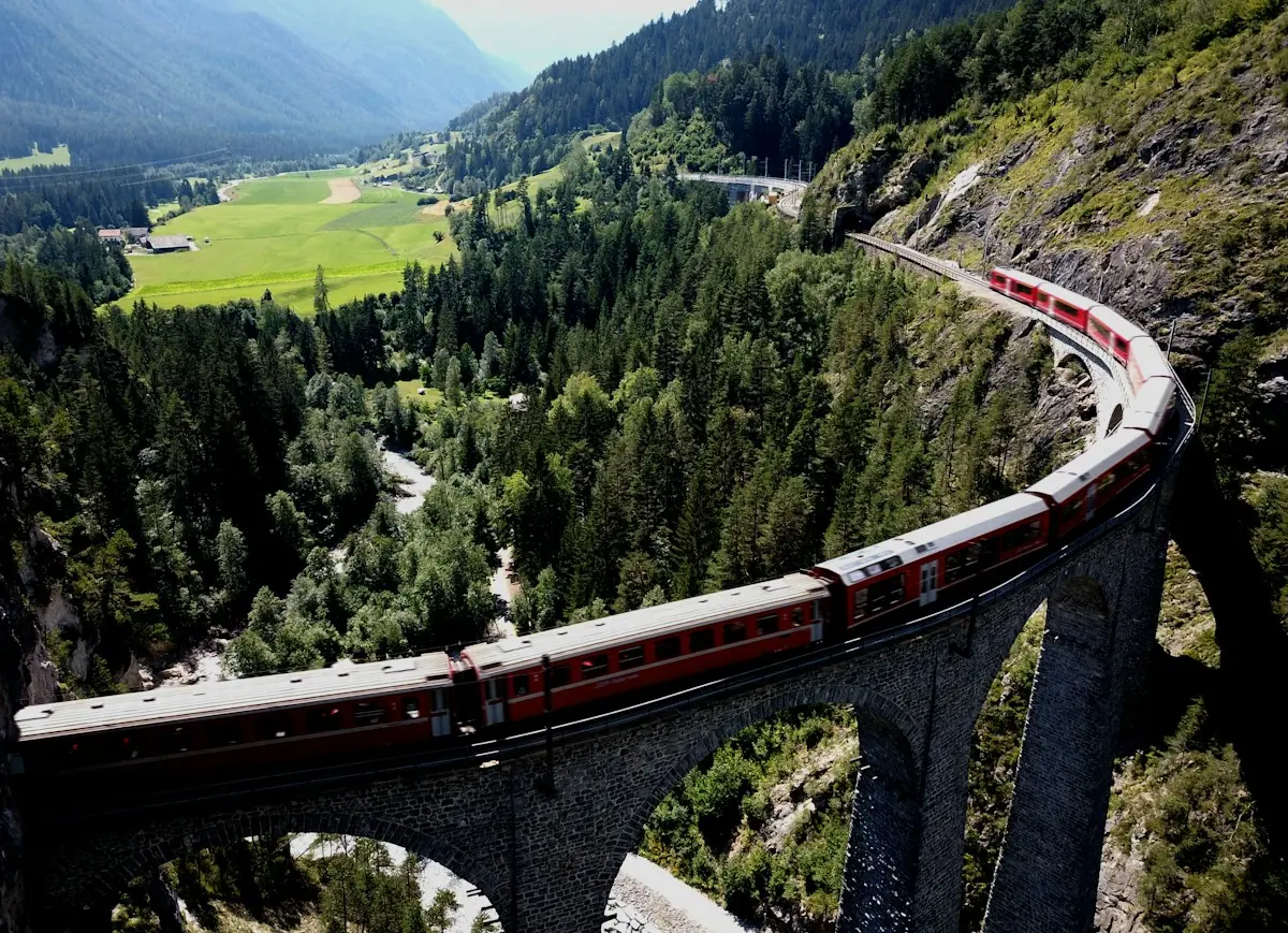 Zug auf dem Landwasserviadukt in den Schweizer Alpen
